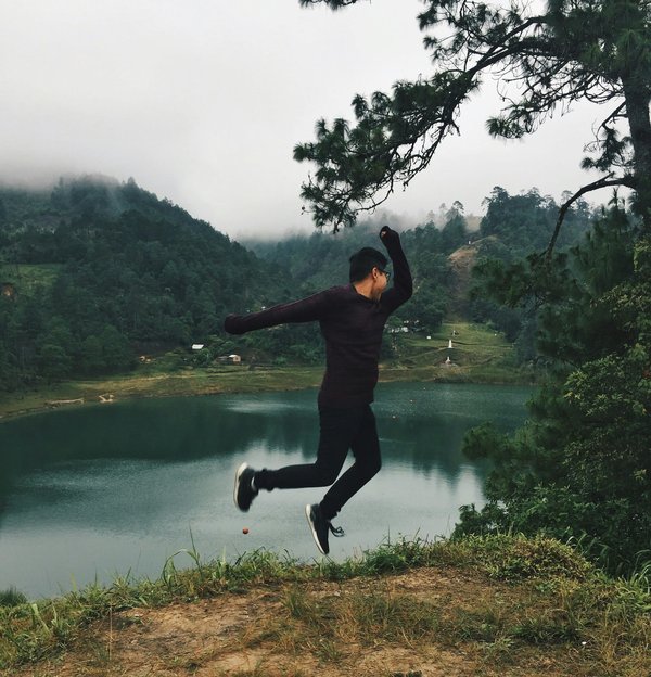 Quels sont les conseils pour une aventure en ski de randonnée dans les Pyrénées, France ?